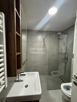 Moderno kupatilo sa tuš kabinom, umivaonikom i ogledalom sa policama. - image 7