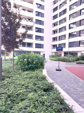 Pogled na uređeno dvorište i fasadu stambene zgrade. - image 17
