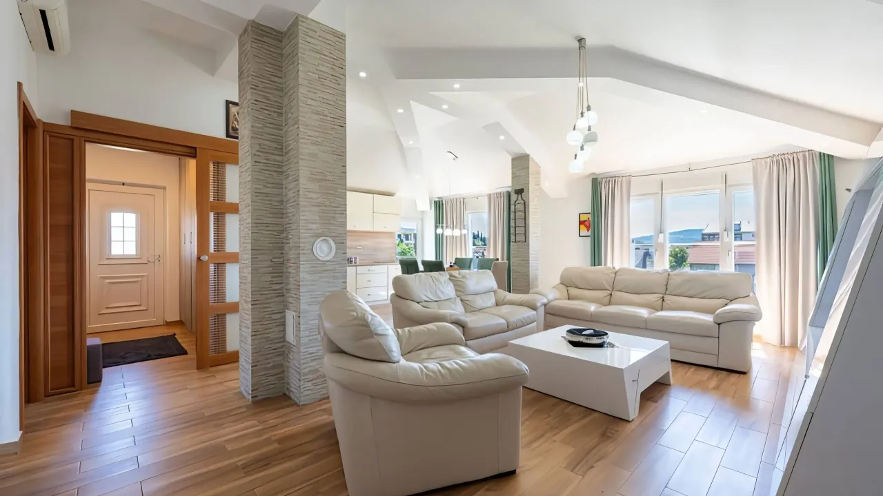 Izdavanje, trosoban stan, 130m², Kalimanj, Tivat