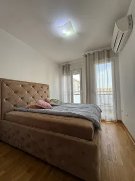 Namještena spavaća soba sa bračnim krevetom i izlazom na terasu. - image 6