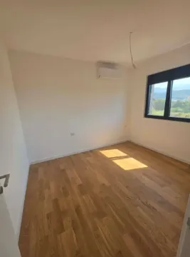 Prazna soba sa parketom i prozorom. - image 8