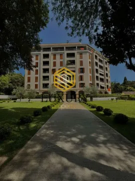 Pogled na fasadu stambene zgrade sa uređenim dvorištem i stazom. - image 4