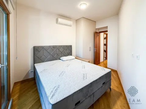 Spavaća soba sa bračnim krevetom, klima-uređajem i ugrađenim plakarom. - image 6