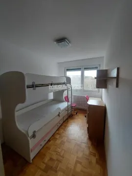 Dečja soba sa krevetom na sprat i radnim stolom. - image 6