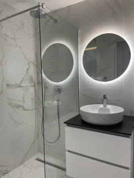 Moderne kupatilo sa umivaonikom i tuš kabinom. - image 8