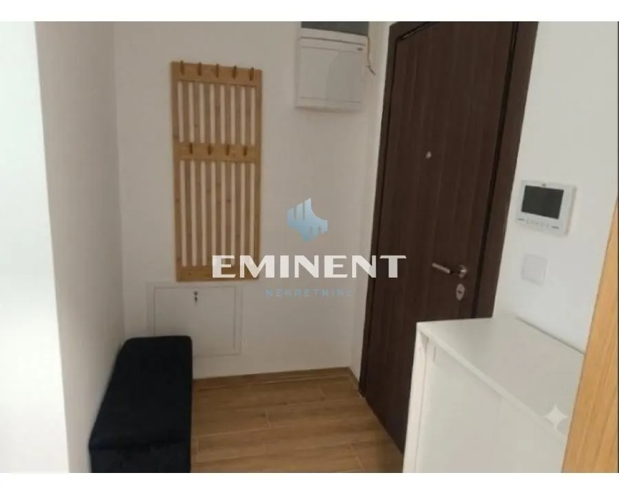 Izdavanje, trosoban stan, 77m², Savski Venac, Beograd