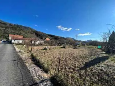 Pogled na plac i okolne objekte pored puta. - image 3