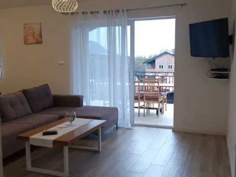 Izdavanje, trosoban stan, 110m², Gradiošnica, Tivat - image 2