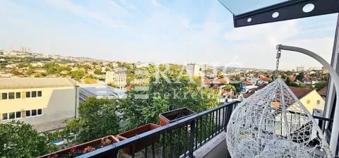 Balcony with seating furniture and city view. - image 14