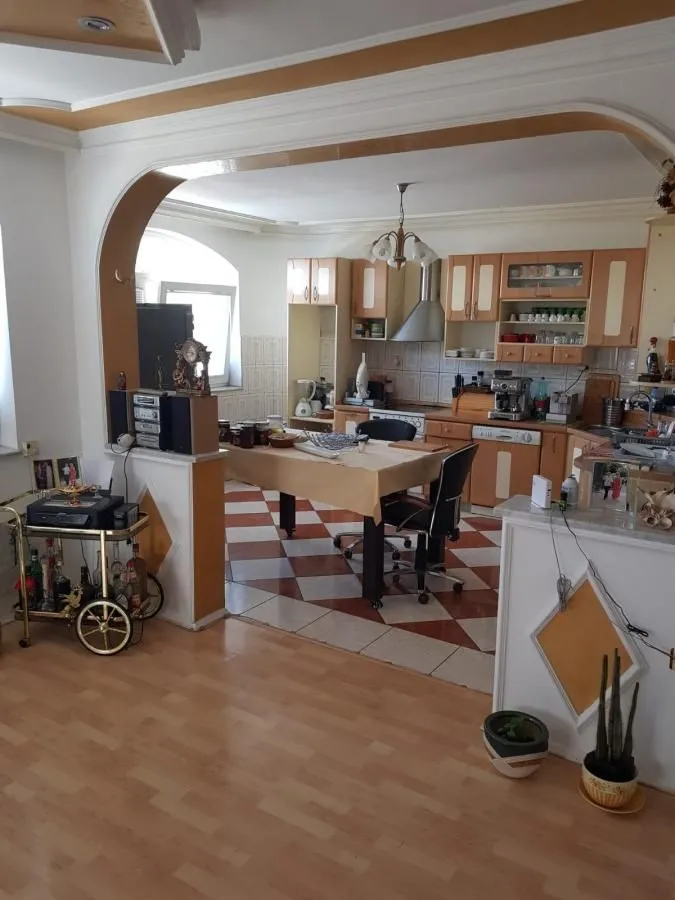 Izdavanje, četvorosoban stan, 160m², Galenika, Beograd