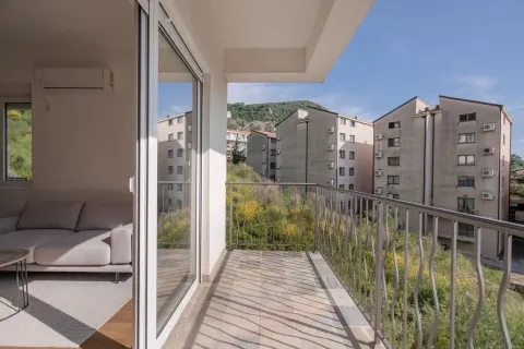 Balkon sa pogledom na okolne zgrade i zelene površine. - image 11
