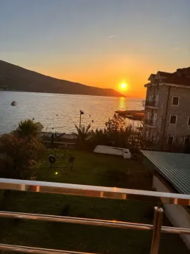 Pogled na zaliv i zalazak sunca sa terase. - image 2