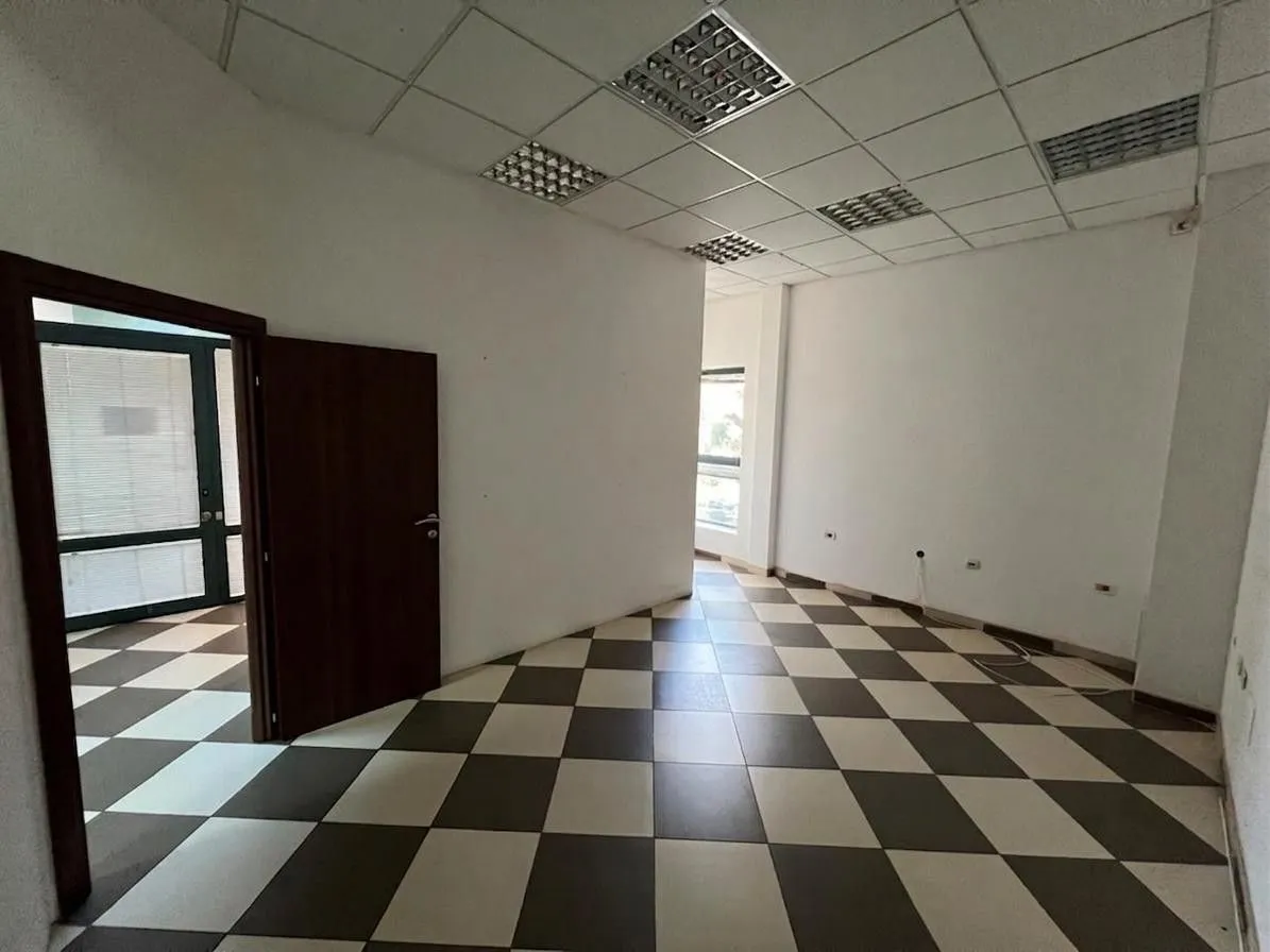 Izdavanje, poslovni prostor, 44m², Centar, Budva