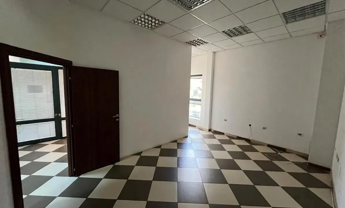 Izdavanje, poslovni prostor, 44m², Centar, Budva