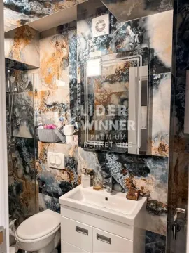 Moderno kupatilo sa upečatljivim pločicama sa dezenom mermera, umivaonikom i wc šoljom. - image 3