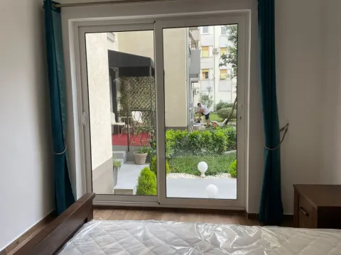 Rent, two bedroom apartment, 80m², Tivat, Crna Gora - image 9