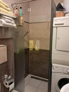 Manje kupatilo sa tuš kabinom i veš mašinom. - image 10
