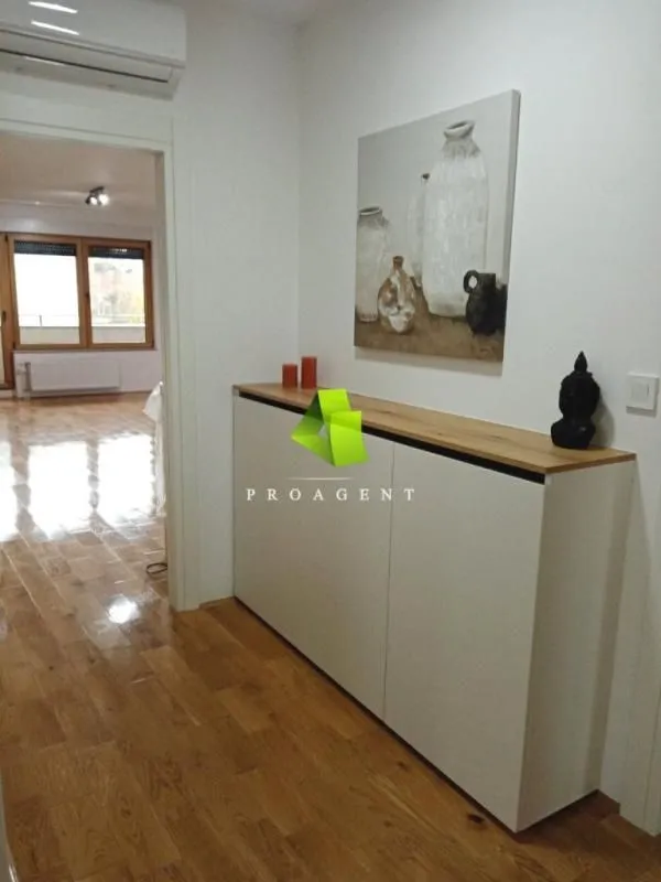 Rent, office space, 93m², Medijana, Niš