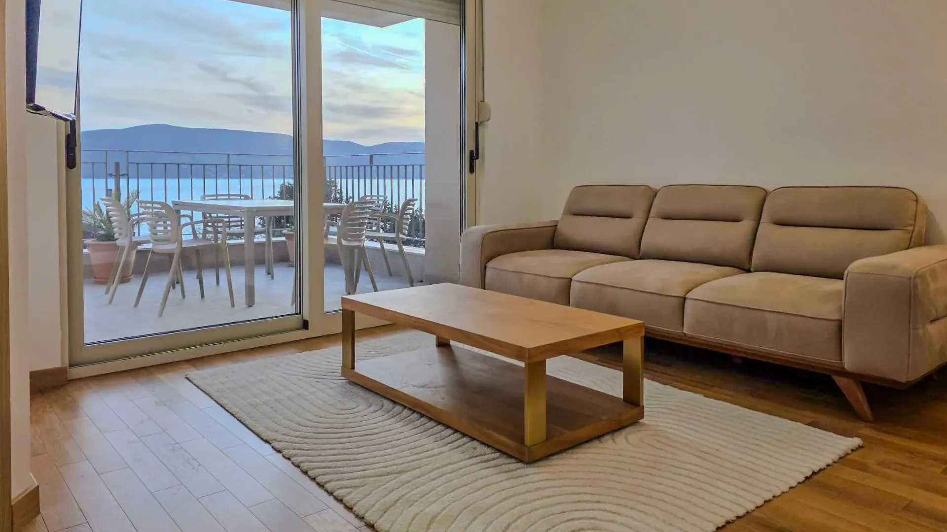 Izdavanje, dvosoban stan, 66m², Kumbor, Herceg Novi
