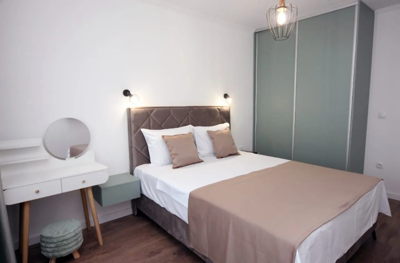 Izdavanje, dvosoban stan, 73m², Centar, Tivat