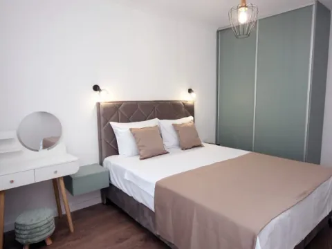 Izdavanje, dvosoban stan, 73m², Centar, Tivat - image 5