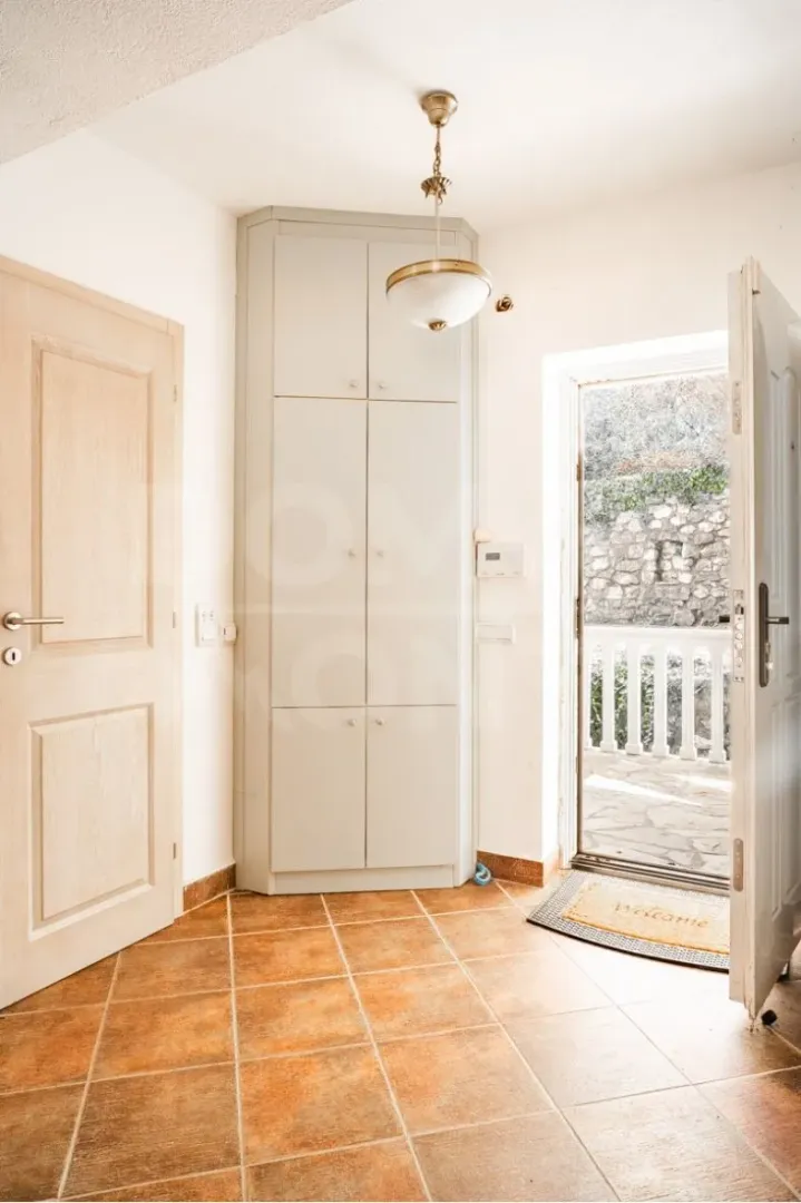Izdavanje, trosoban stan, 84m², Stari Grad Kotor, Kotor