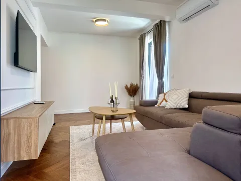 Dnevna soba sa ugaonom garniturom, TV-om i drvenim stočićem. - image 21
