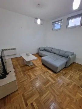 Dnevna soba sa ugaonom garniturom, stočićem i televizorom. - image 9