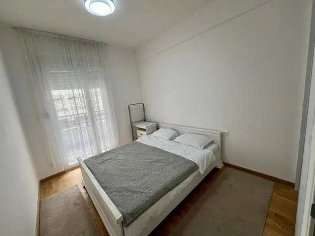 Bright bedroom with a double bed and access to the terrace.