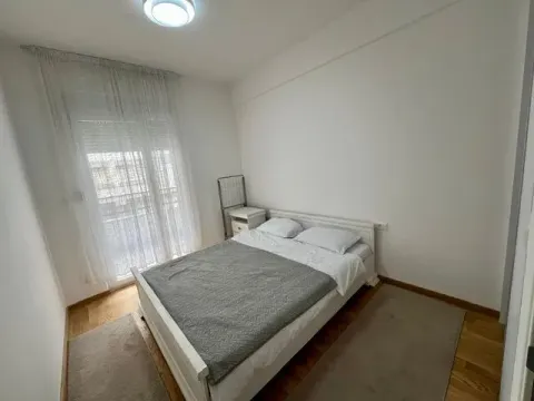 Bright bedroom with a double bed and access to the terrace. - image 6