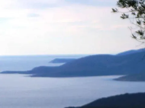 Pogled na more i brda u daljini. - image 6