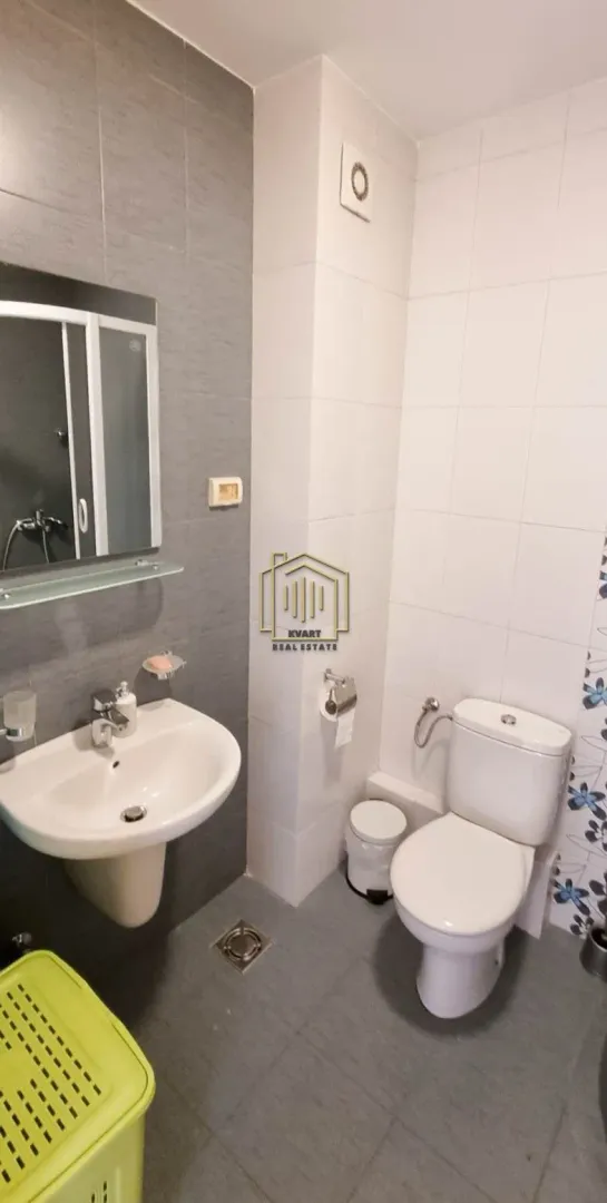 Smaller bathroom with a washbasin, mirror, and toilet.