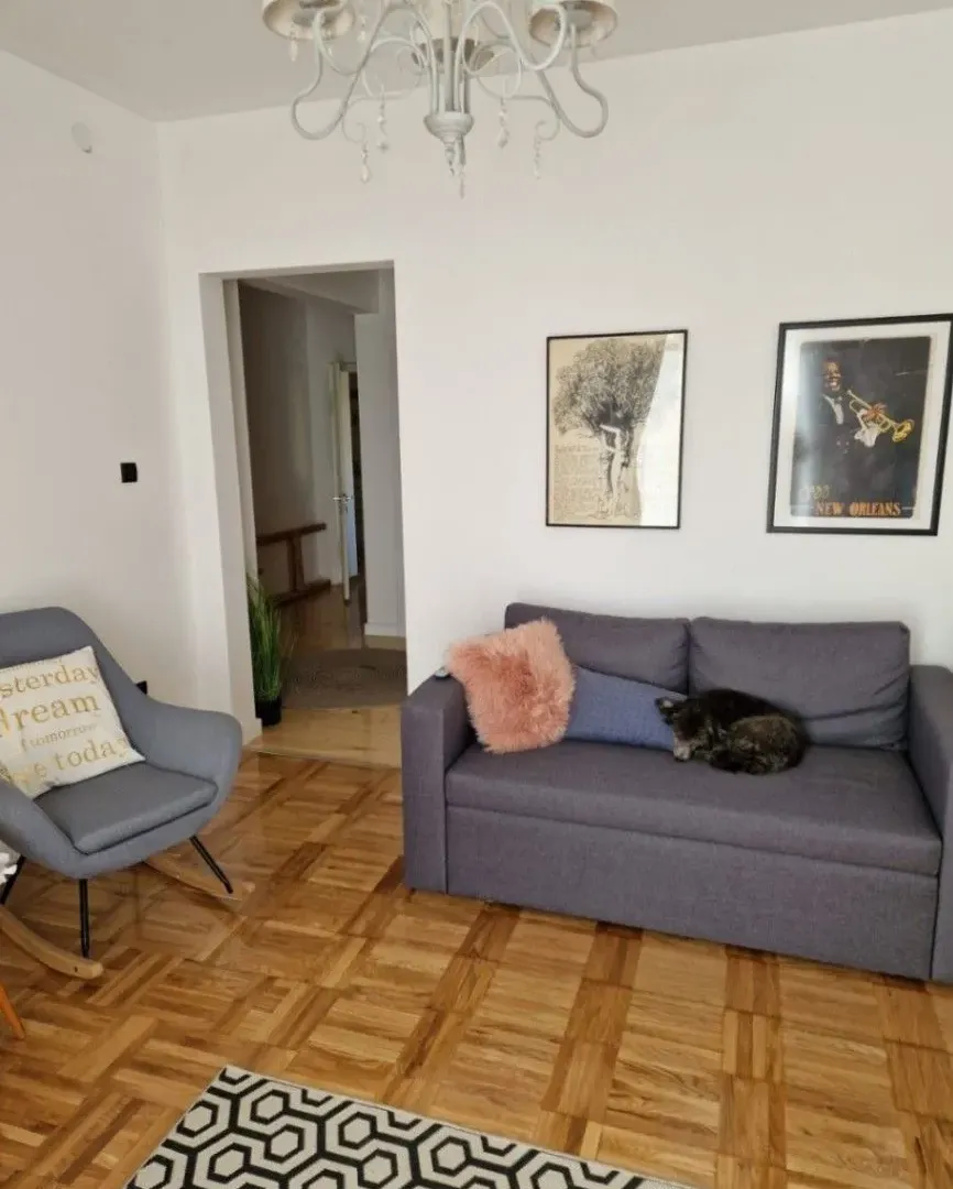 Izdavanje, jednosoban stan, 50m², Tivat, Crna Gora