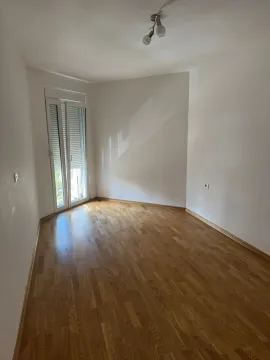 Prazna soba sa parketom i vratima za izlaz na terasu. - image 8