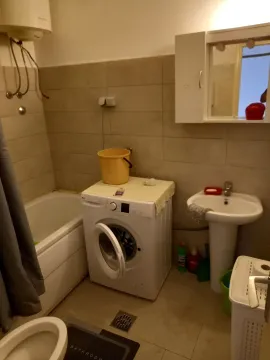 Jednostavno kupatilo sa kadom, lavaboom i veš mašinom. - image 3