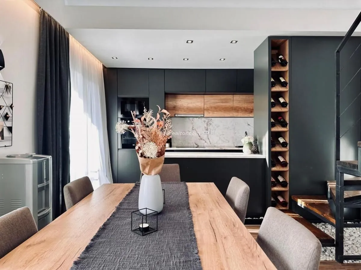 Izdavanje, trosoban stan, 130m², Centar, Tivat