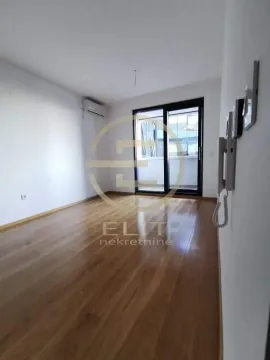 Prazna soba sa drvenim podom i izlazom na terasu. - image 7