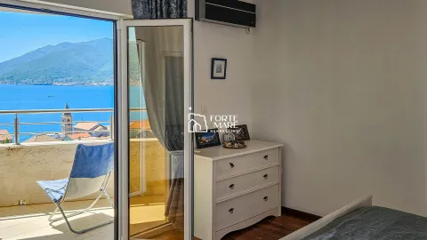 Spavaća soba sa izlazom na balkon i pogledom na more. - image 9