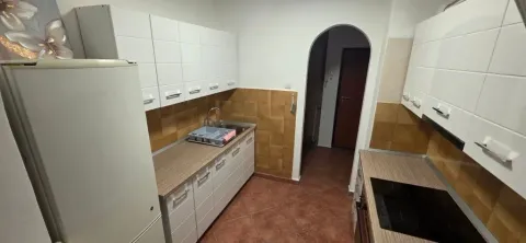 Manja kuhinja sa bijelim elementima i frižiderom. - image 7