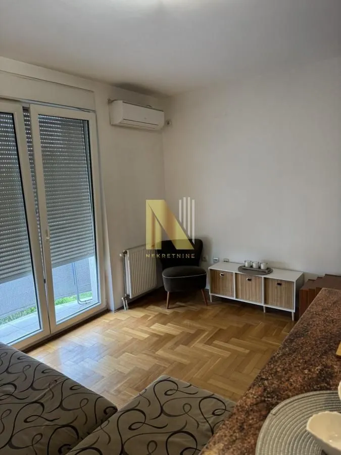 Izdavanje, garsonjera, 24m², Novi Sad, Srbija