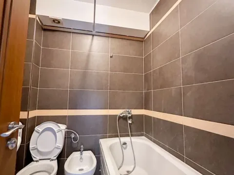 Izdavanje, trosoban stan, 137m², Stari Aerodrom, Podgorica - image 10