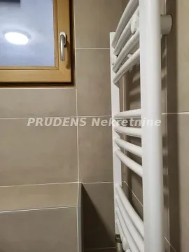 Pogled na beli radijator i keramičke pločice u kupatilu. - image 14