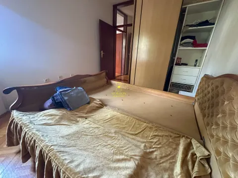 Spavaća soba sa krevetom i ormarom. - image 13