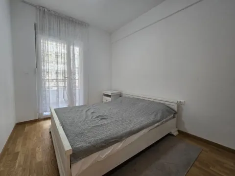 Svjetla spavaća soba sa bračnim krevetom i izlazom na terasu. - image 5