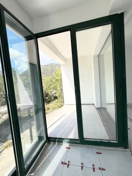 Pogled kroz velika balkonska vrata na terasu i prirodu u okruženju. - image 2