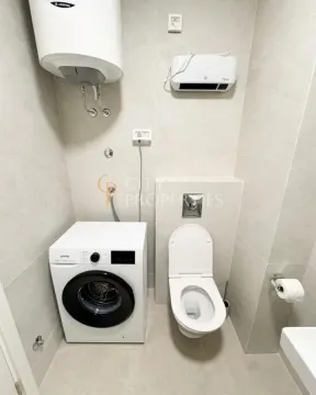 Kupatilo opremljeno toaletom, veš mašinom i bojlerom. - image 2