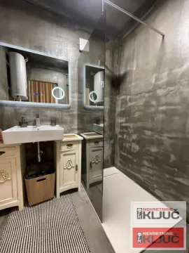Moderno kupatilo sa tuš kabinom i umivaonikom. - image 7