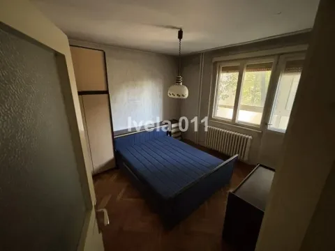 Manja spavaća soba sa bračnim krevetom, ormarom i prozorom. - image 4