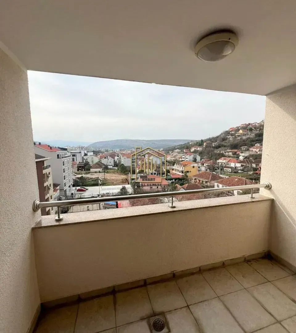 Prodaja, četvorosoban stan, 220m², Preko Morače, Podgorica