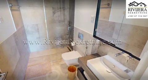 Moderne kupatilo sa tuš kabinom i umivaonikom. - image 2